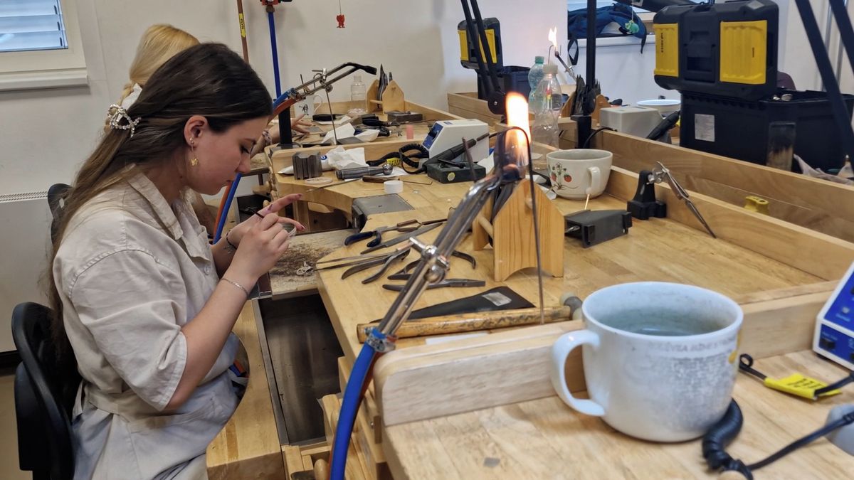 Dřina i cit pro detail. Mladí klenotníci měřili v Jablonci síly na šampionátu